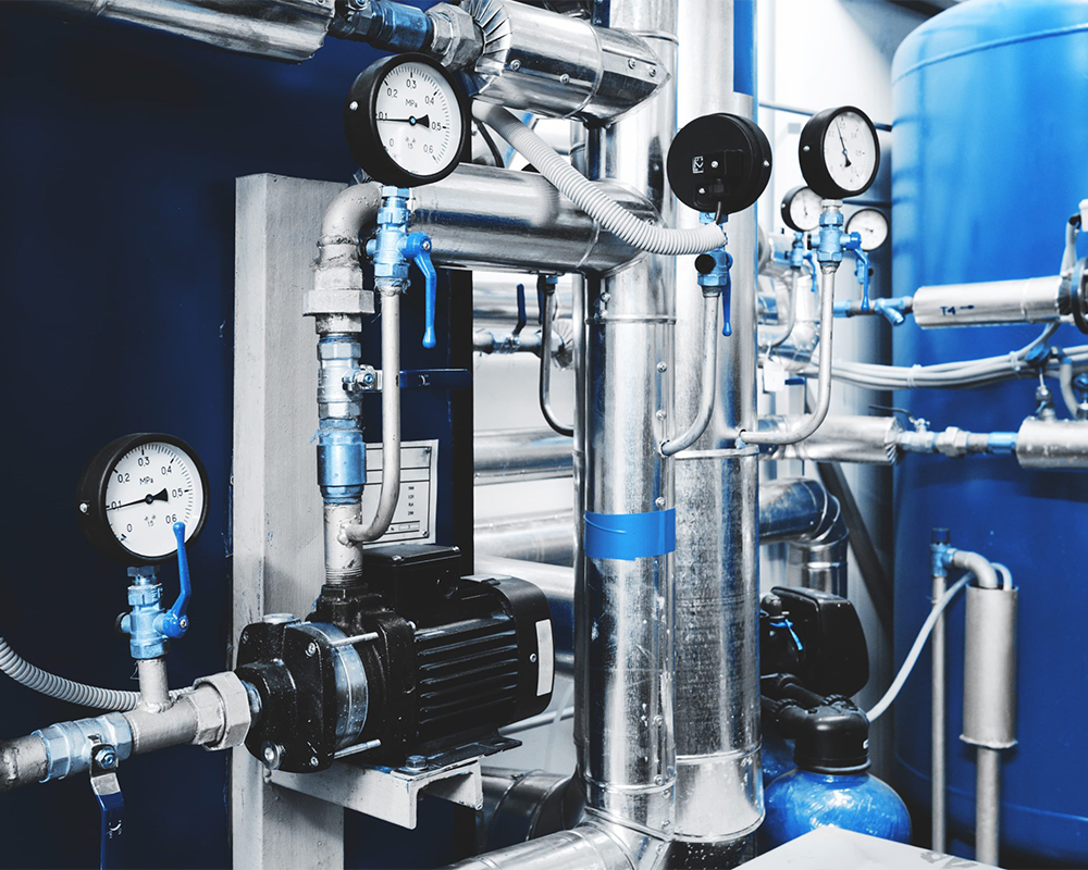 Denatec-water-treatment-pump-and-pipes-with-installed-pressure-gauges-for-pressure-control-expansion-tank-1-scaled-1