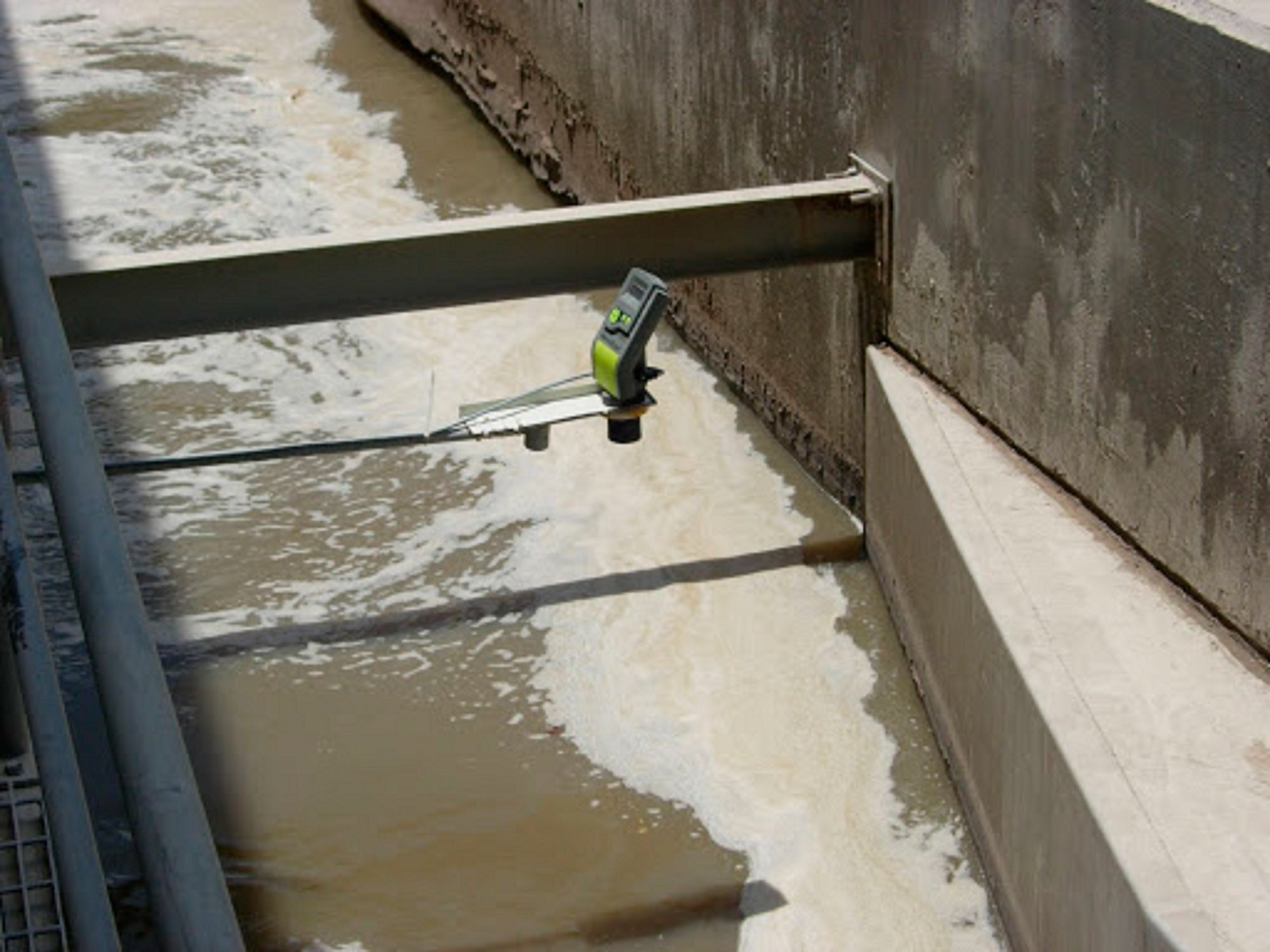 Open-channel-ultrasonic-flow-meter